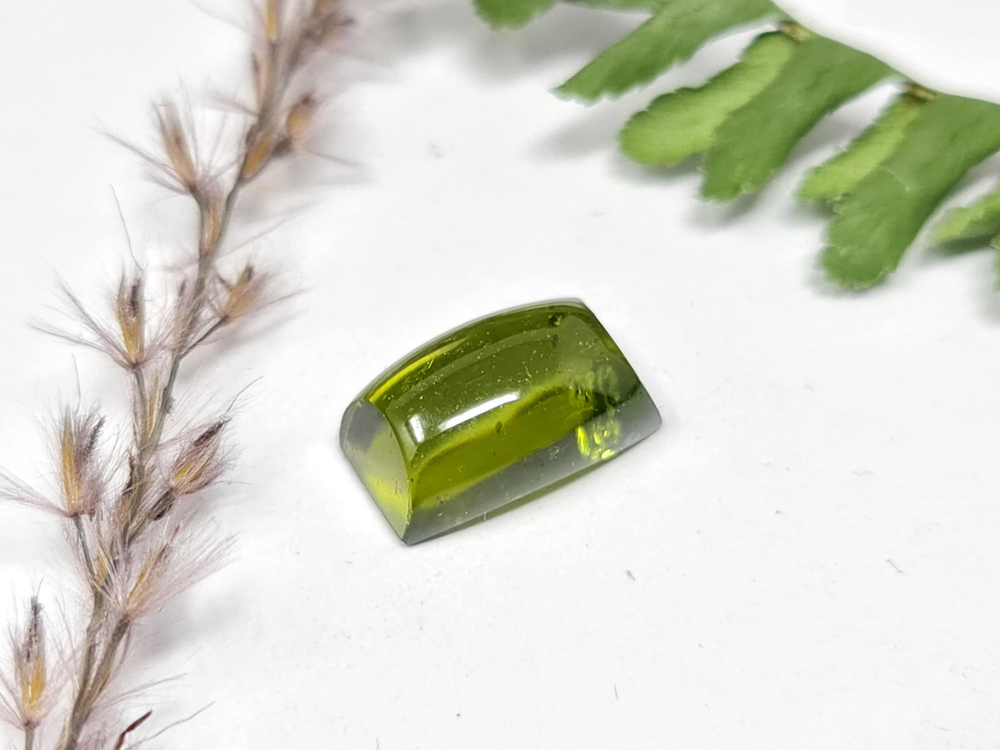 Peridot Cabochon grün, Unterseite gerundet, Cabochon rechteck 14x9mm 6,91ct