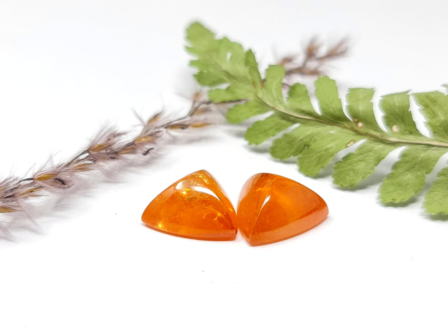 Nr 59 Mandaringranat Cabochon Trillion Orange Paar 13,2mm 19,12 ct