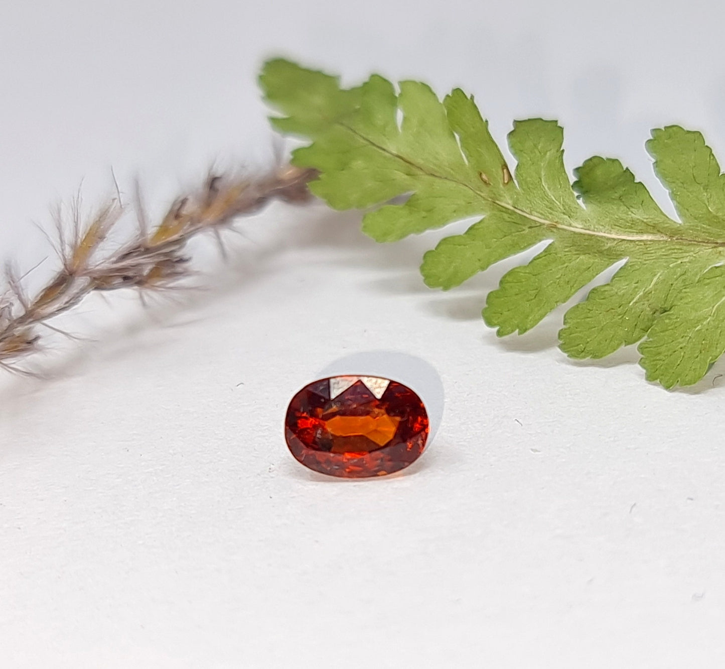 Nr. 56 Mandaringranat oval facettiert, orange-braun,7,8x5,6mm 2,12ct