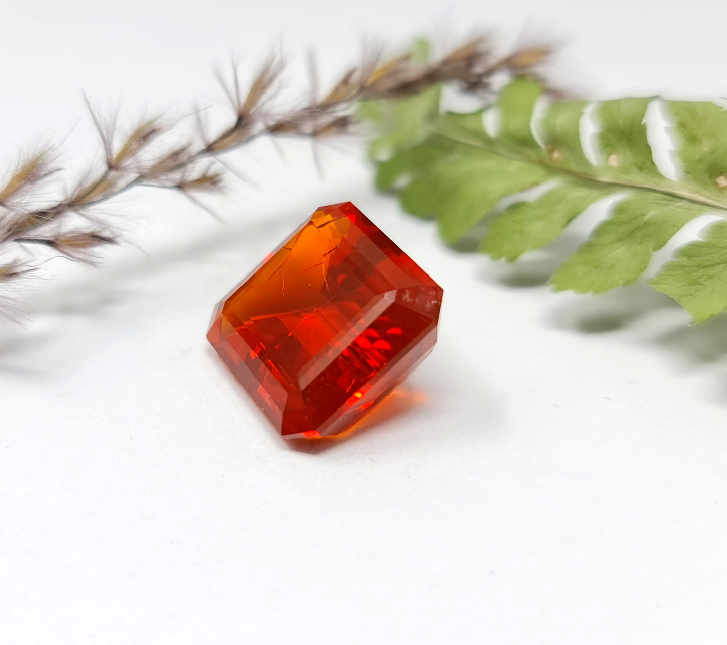 Nr.69 facettierter Feueropal, Achteck, rot orange 15,3x13,4mm 9,37ct
