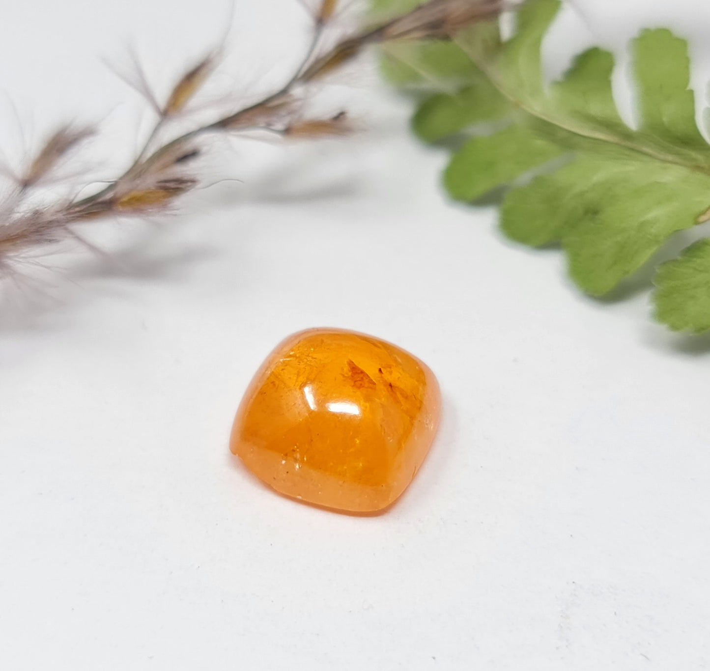 Nr. 70, Mandaringranat Cabochon in leuchtendem Orange 10x10x5,5mm 6,66ct