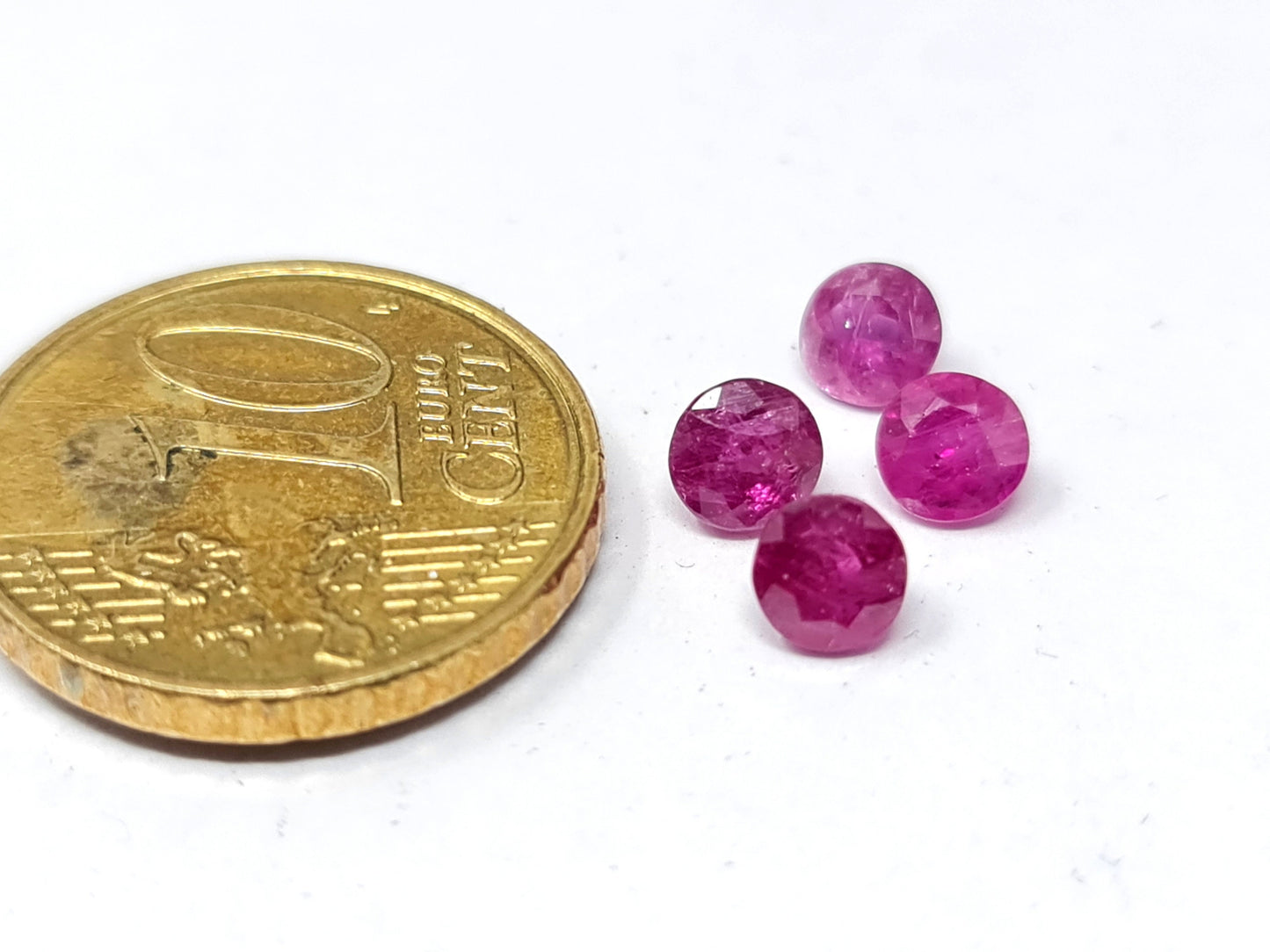 Nr.150 Echter Rubin, rot, rund 4,5mm ca 0,5ct pro Stück