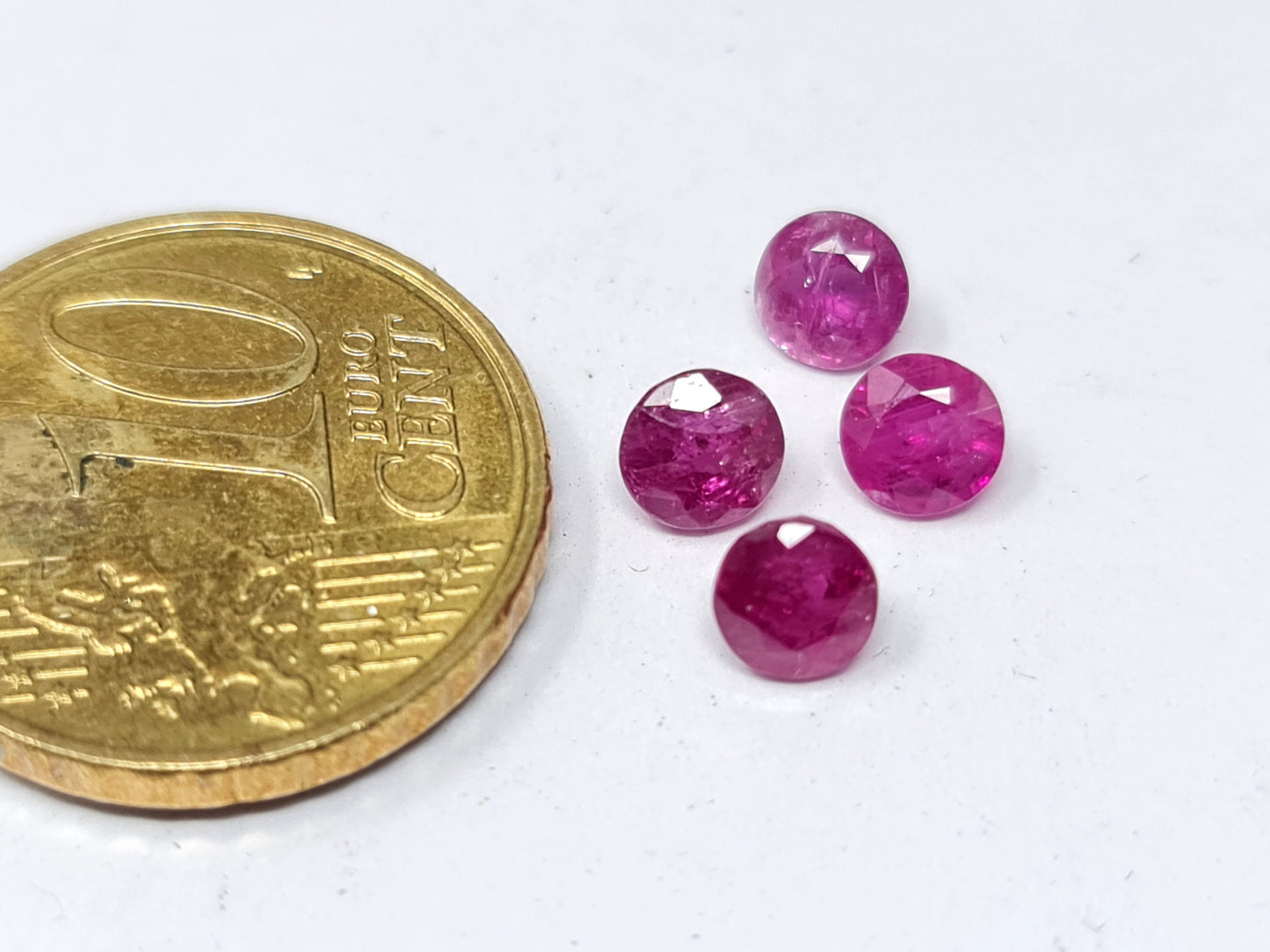 Nr.150 Echter Rubin, rot, rund 4,5mm ca 0,5ct pro Stück