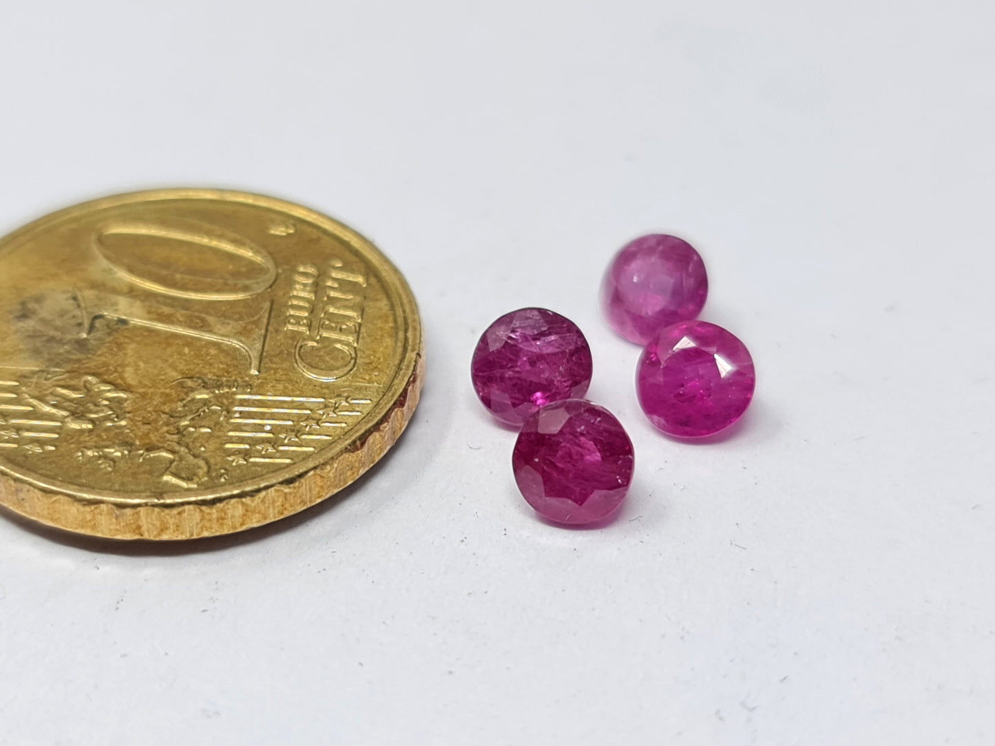 Nr.150 Echter Rubin, rot, rund 4,5mm ca 0,5ct pro Stück
