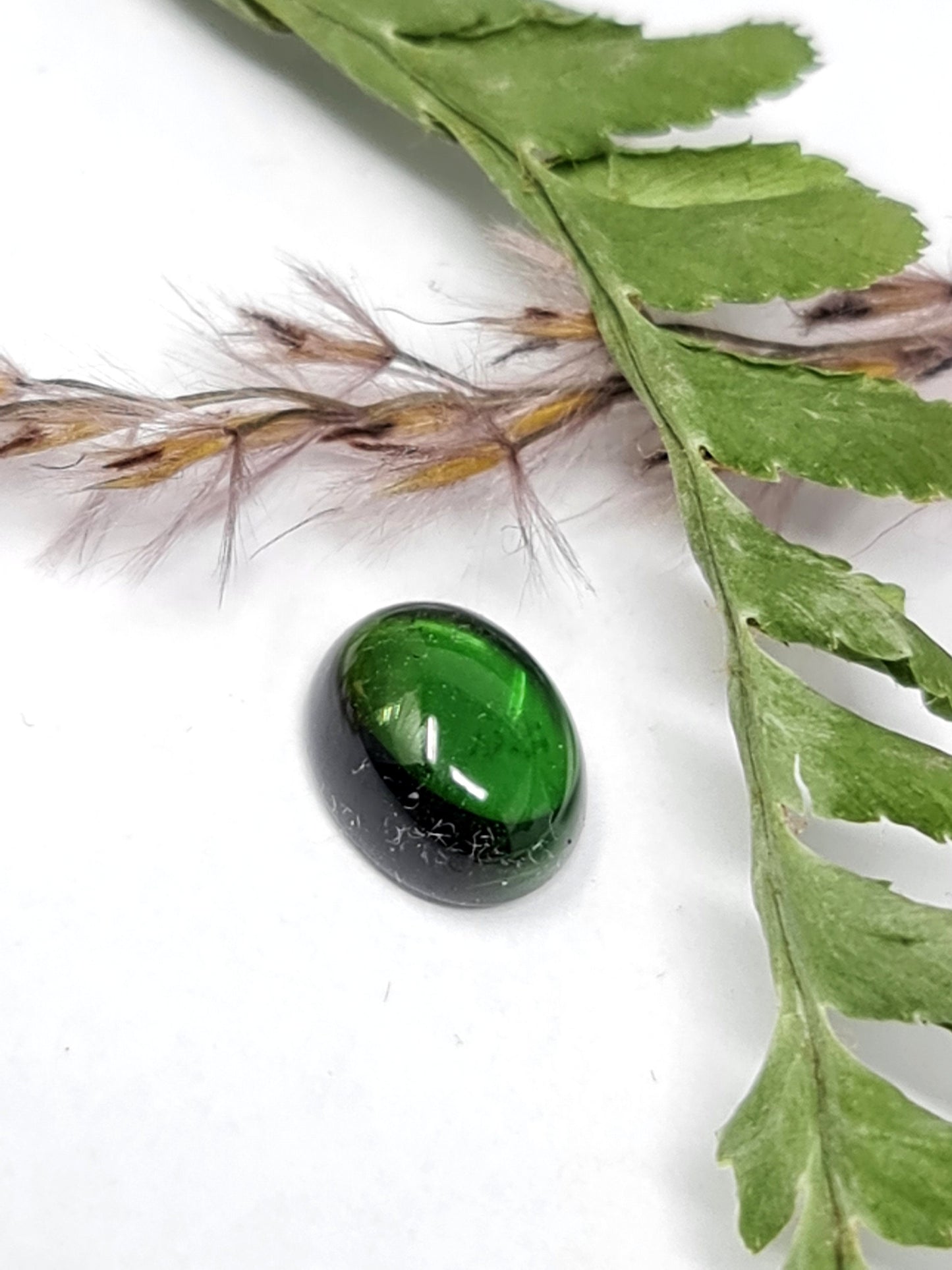 Nr.174 Schönes oval Turmalin Cabochon in grün mit 9,7x7,7mm 3,02ct