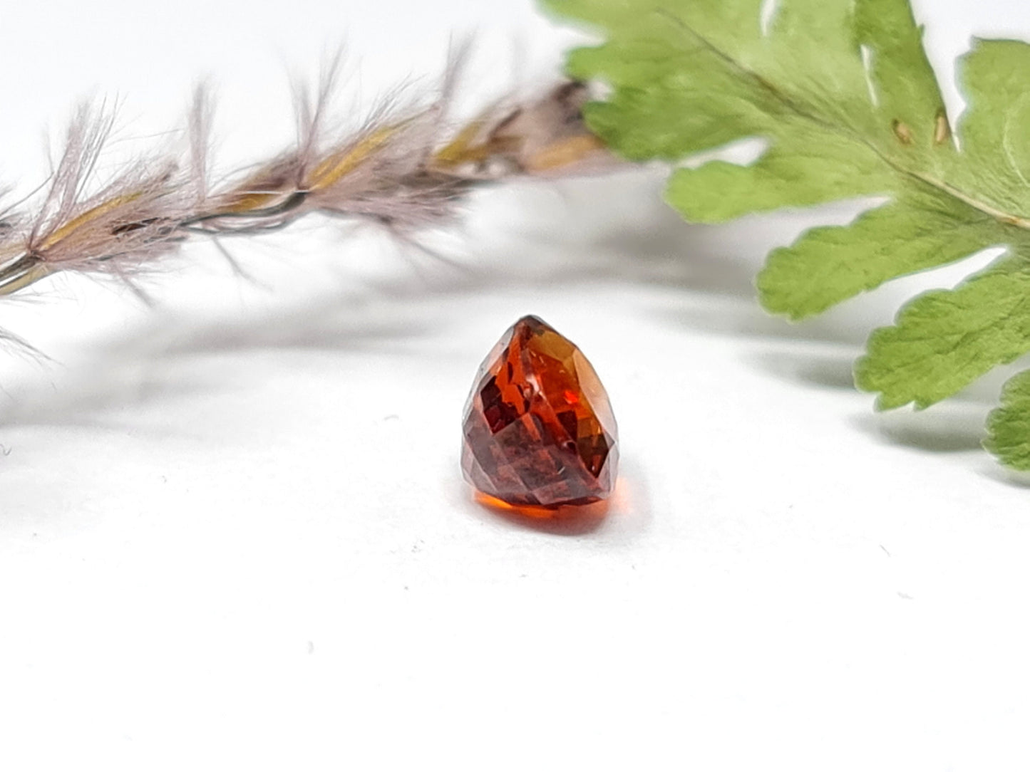 Nr. 56 Mandaringranat oval facettiert, orange-braun,7,8x5,6mm 2,12ct