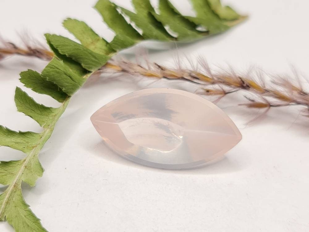 Rosenquarz, rosa, facettiert als Navette im Spiegelschliff mit 24x12mm und 11,85ct (Nr.255)