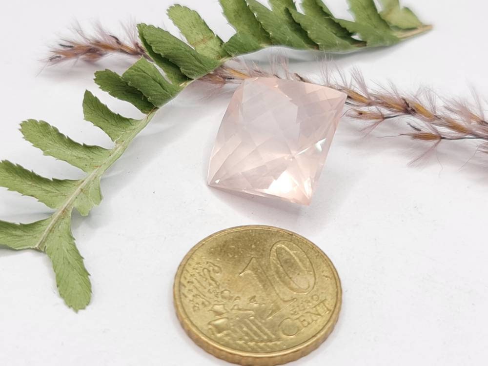 Facettierter Rosenquarz in rosa, quadratisch mit Checkerboardschliff 15x15mm 15,94ct (Nr.256)