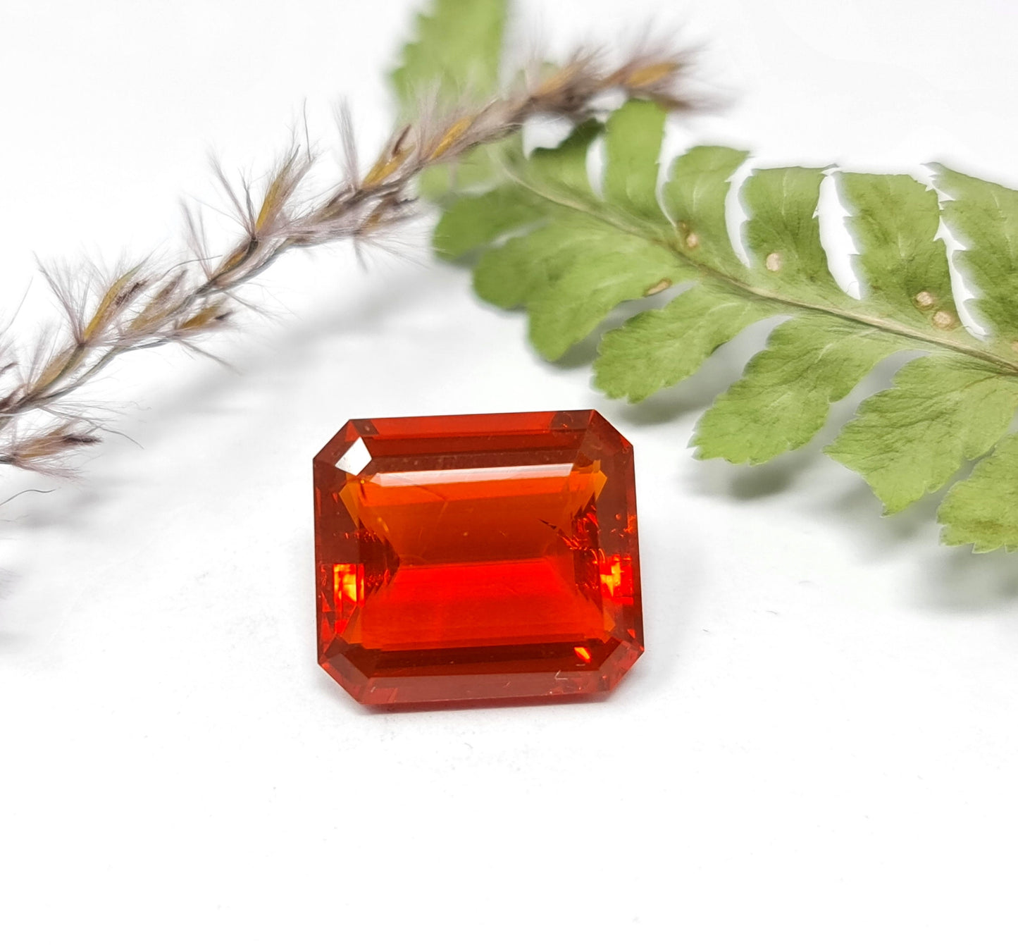 Nr.69 facettierter Feueropal, Achteck, rot orange 15,3x13,4mm 9,37ct