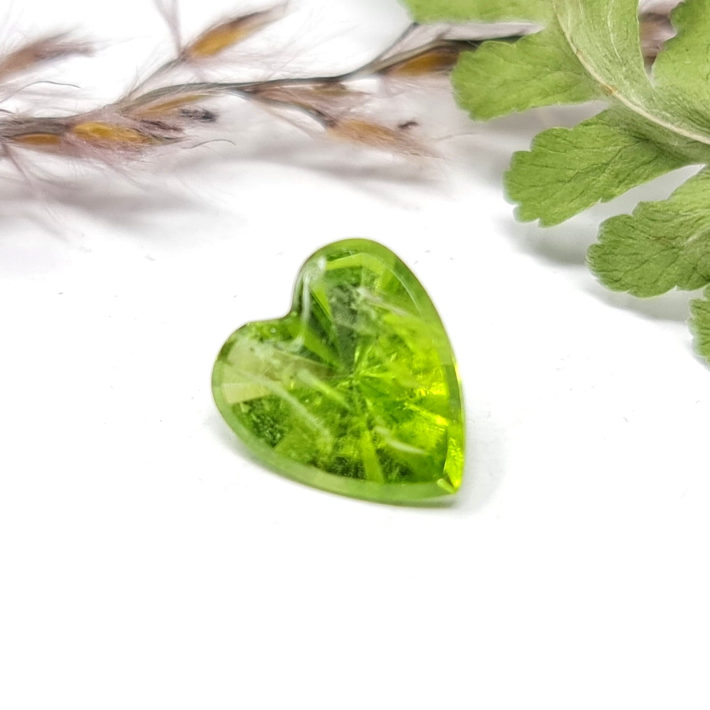 Nr.80 Peridotherz in sattgrün facettiert, Spiegelschliff 10x9mm 2,45ct