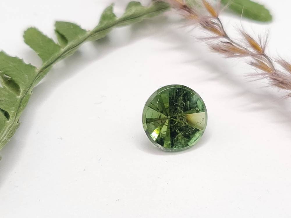 Runder, grüner Turmalin, facettiert im Spiegelschliff 10mm 3,77ct (Nr.283)