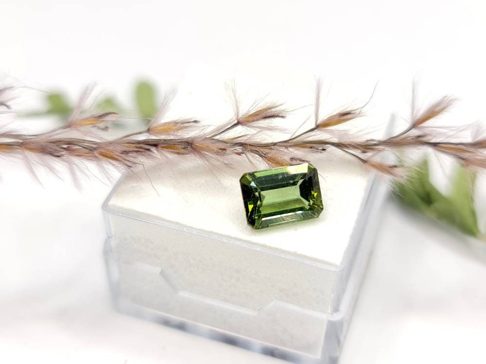 Rechteckiger grüner Turmalin, facettiert 8,1x5,8mm 1,72ct (Nr.317)