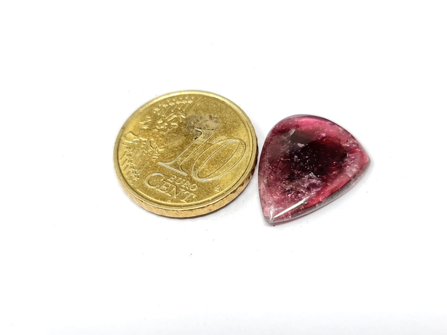 Nr.141 Bordeauroter Turmalin mit dunklerem Kern, Cabochon, Tropfen, 18x14,3mm 7,78ct