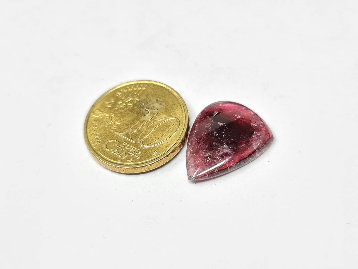 Nr.141 Bordeauroter Turmalin mit dunklerem Kern, Cabochon, Tropfen, 18x14,3mm 7,78ct