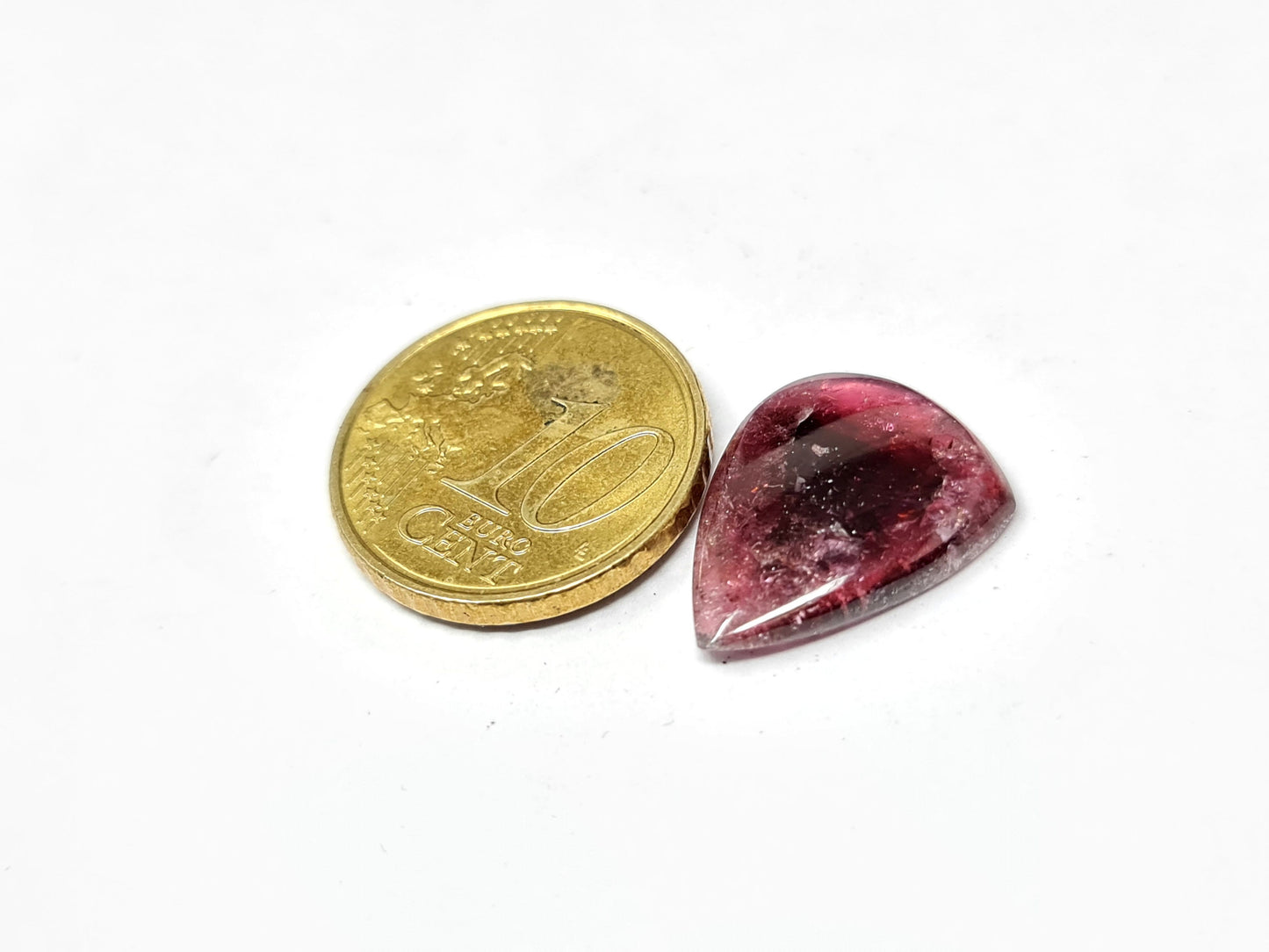 Nr.141 Bordeauroter Turmalin mit dunklerem Kern, Cabochon, Tropfen, 18x14,3mm 7,78ct