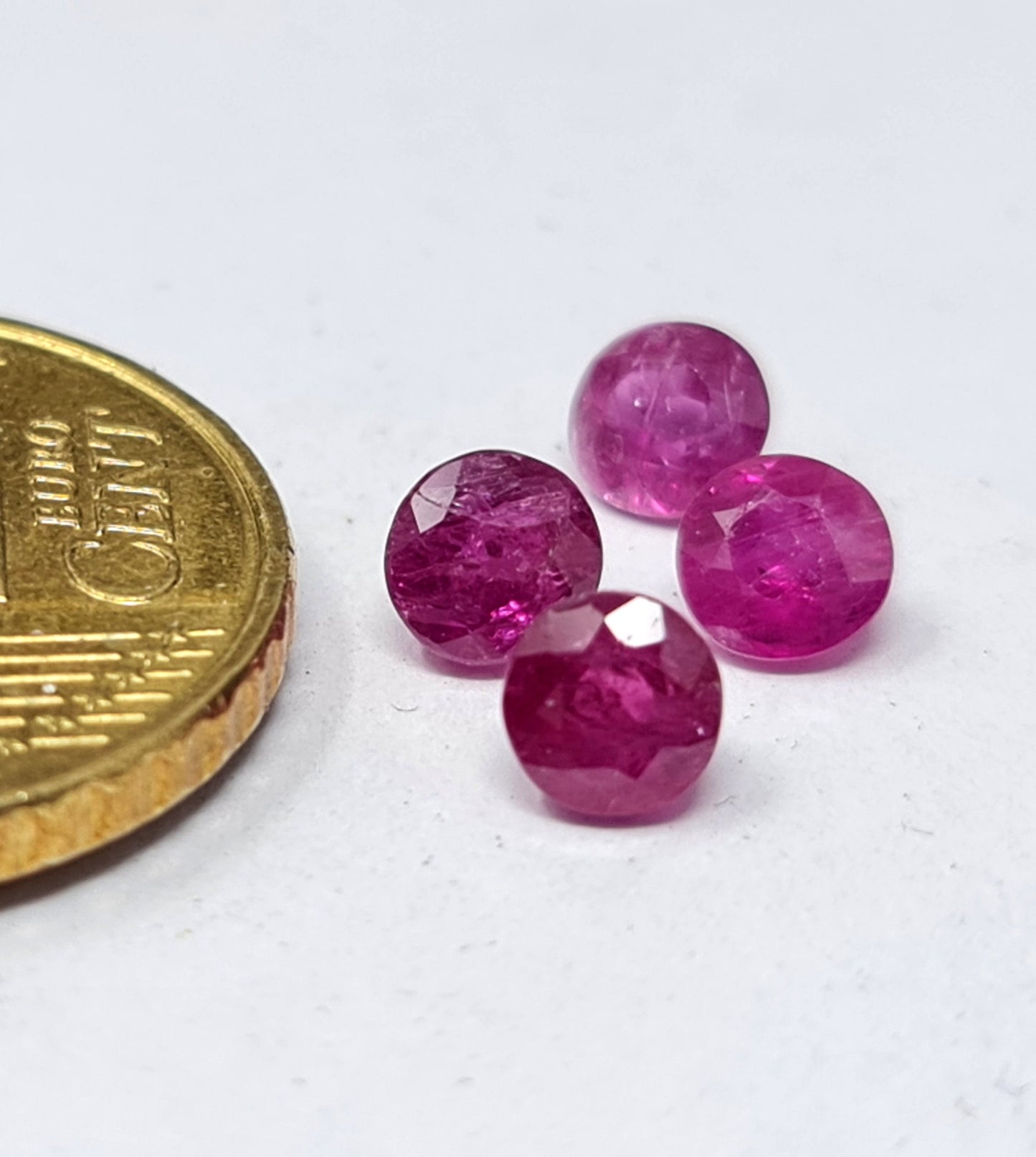 Nr.150 Echter Rubin, rot, rund 4,5mm ca 0,5ct pro Stück