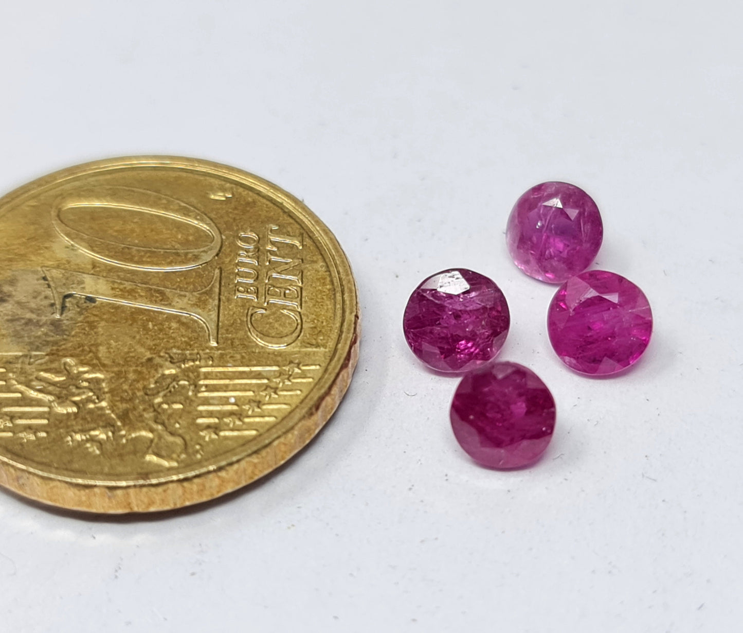 Nr.150 Echter Rubin, rot, rund 4,5mm ca 0,5ct pro Stück