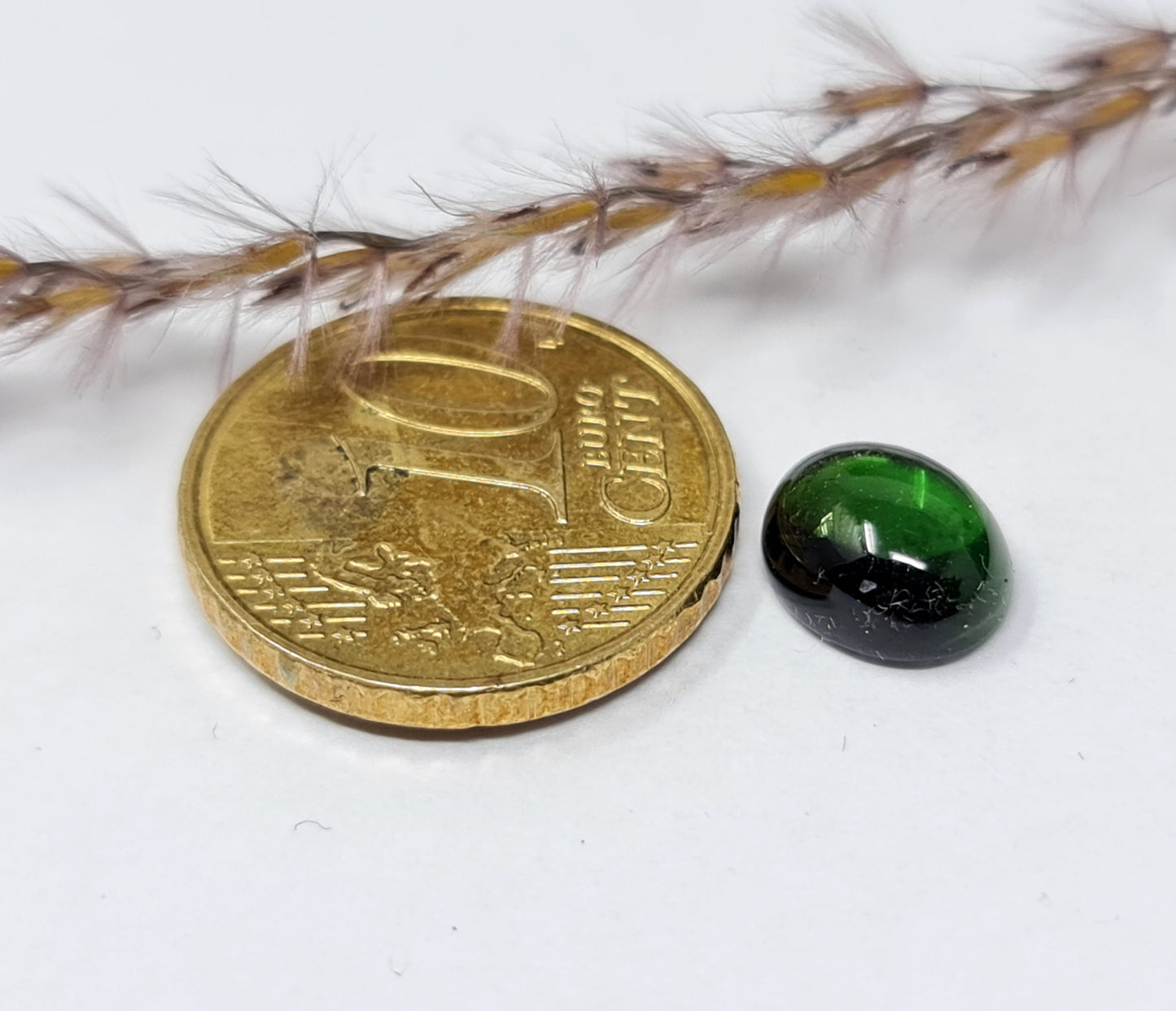 Nr.174 Schönes oval Turmalin Cabochon in grün mit 9,7x7,7mm 3,02ct