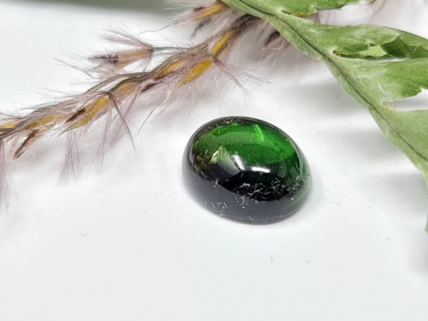 Nr.174 Schönes oval Turmalin Cabochon in grün mit 9,7x7,7mm 3,02ct