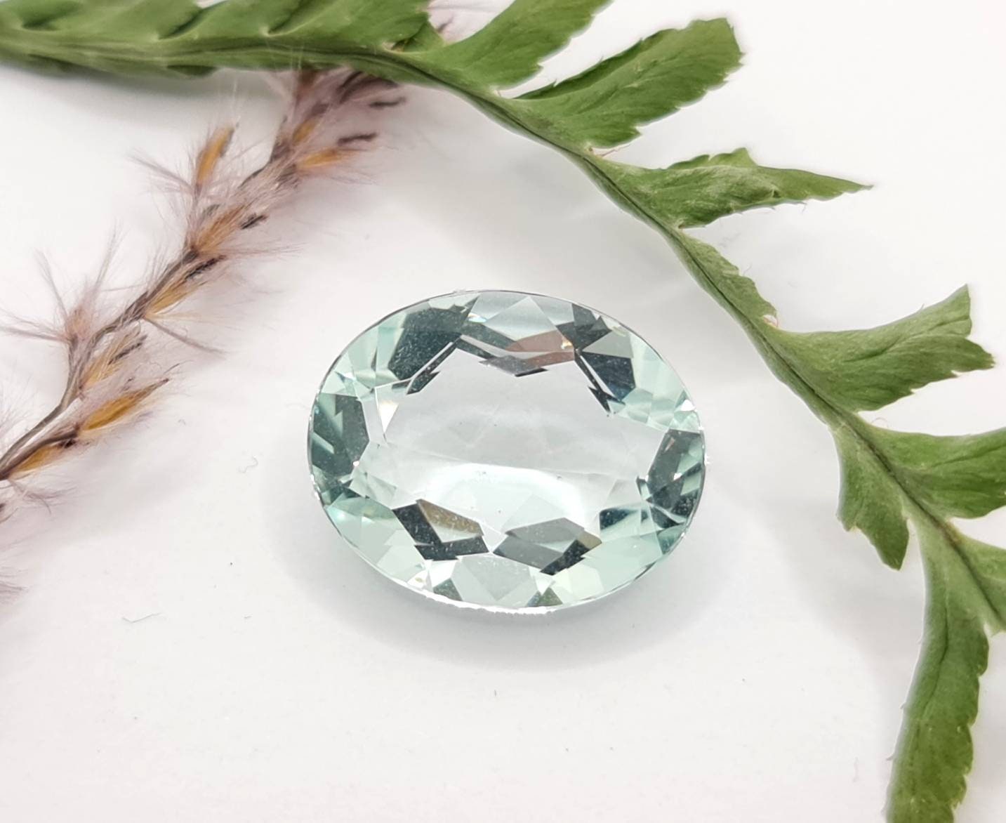 großer ovaler Aquamarin, facettiert hellblau 17x14mm 10.89ct (Nr.461)