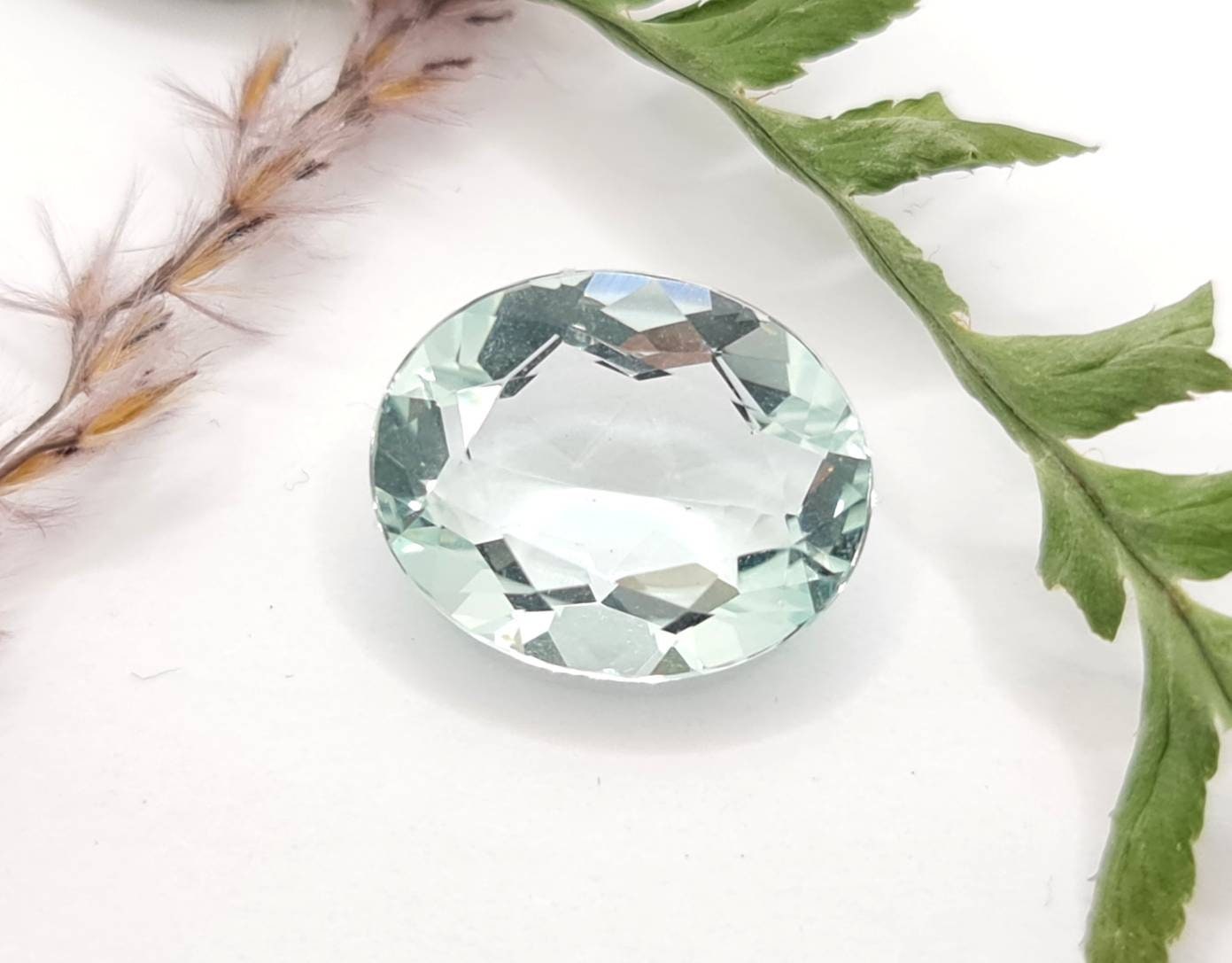 großer ovaler Aquamarin, facettiert hellblau 17x14mm 10.89ct (Nr.461)