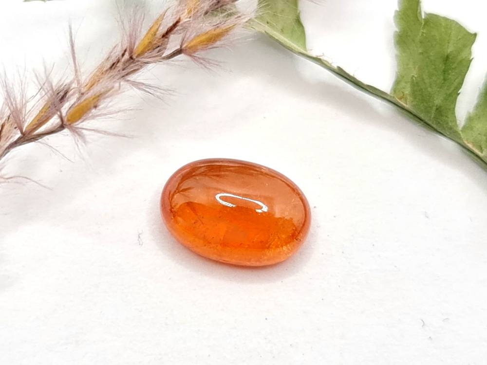 Ovaler orangefarbener Mandaringranat Spessartin Cabochon 11x7,6mm 4,39ct (Nr.532)