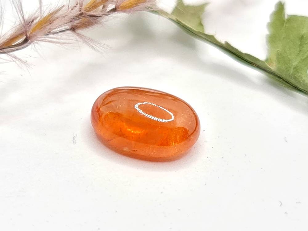 Ovaler orangefarbener Mandaringranat Spessartin Cabochon 11x7,6mm 4,39ct (Nr.532)