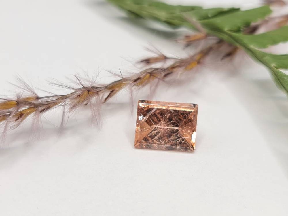Lachsfarbener, rosa Turmalin, rechteckiger Spiegelschliff mit 8x6,5mm und 1,73ct (Nr.235)