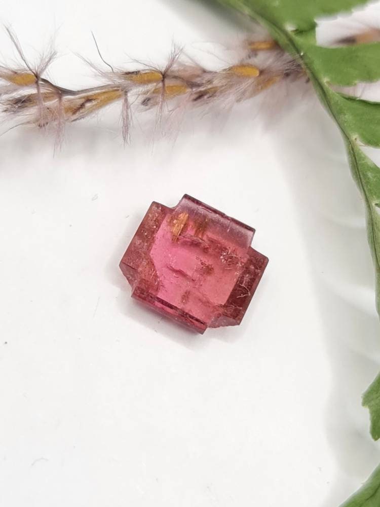 Pink Turmalin, Sonderschliff in flacher Kreuzform 11x11mm 2.90ct (Nr.240)