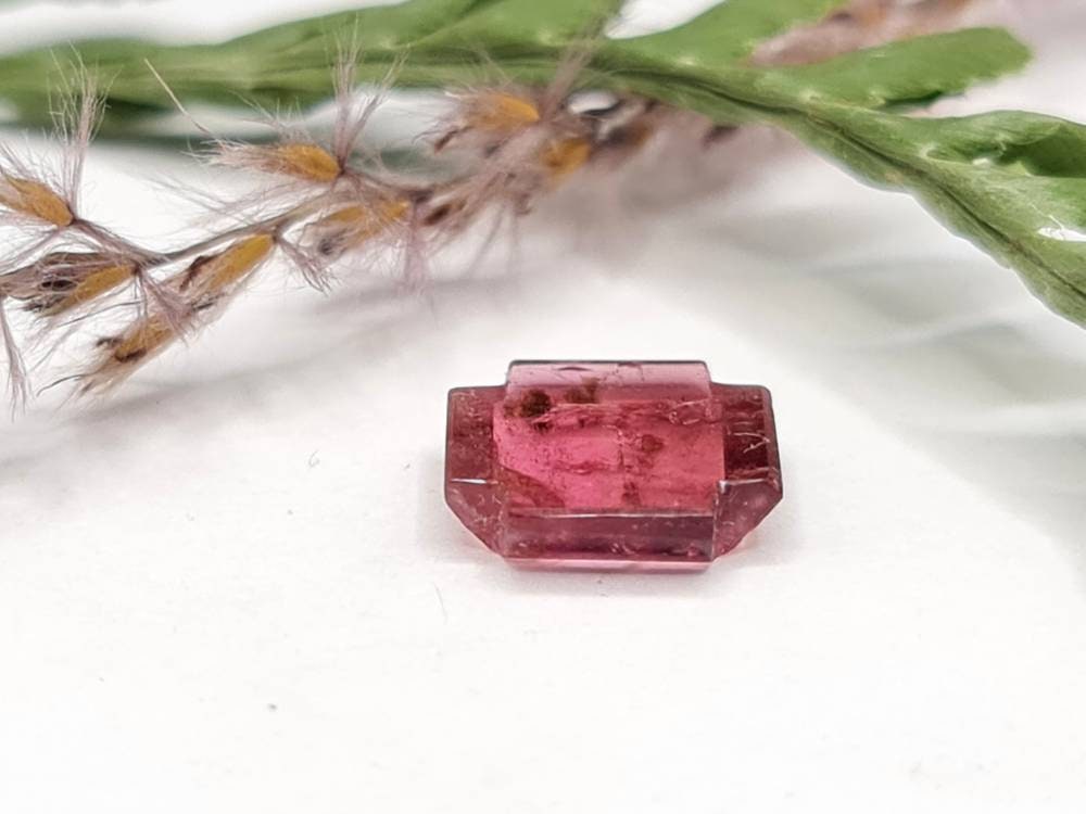Pink Turmalin, Sonderschliff in flacher Kreuzform 11x11mm 2.90ct (Nr.240)