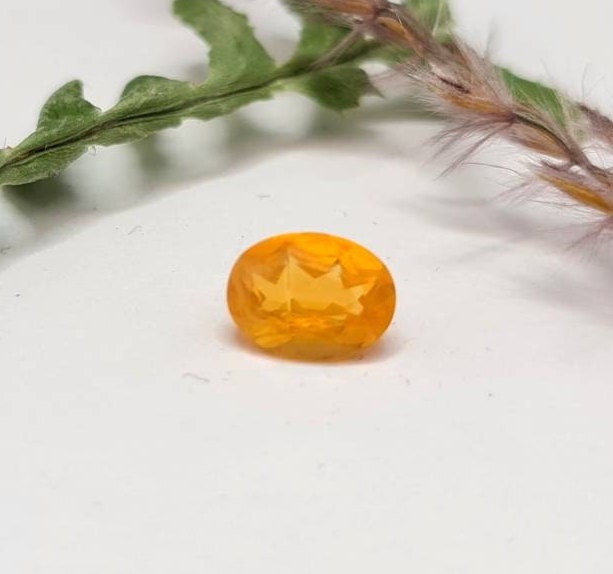 Orangefarbener Feueropal oval facettiert 8x6mm 0,83ct (Nr.295)