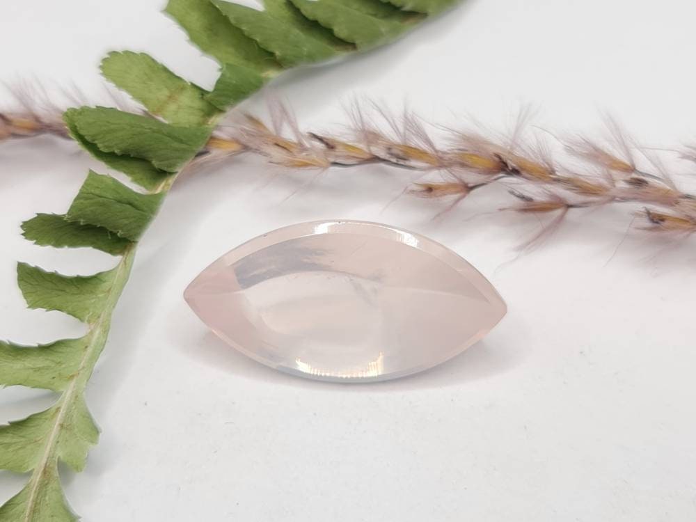 Rosenquarz, rosa, facettiert als Navette im Spiegelschliff mit 24x12mm und 11,85ct (Nr.255)