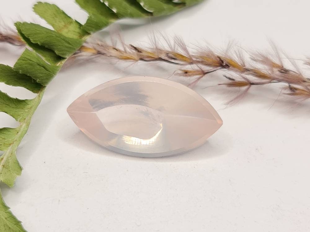 Rosenquarz, rosa, facettiert als Navette im Spiegelschliff mit 24x12mm und 11,85ct (Nr.255)