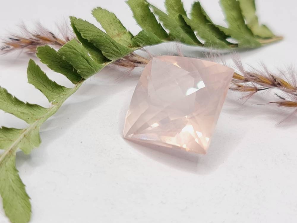 Facettierter Rosenquarz in rosa, quadratisch mit Checkerboardschliff 15x15mm 15,94ct (Nr.256)