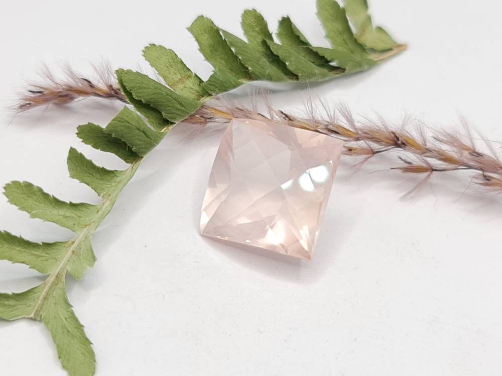 Facettierter Rosenquarz in rosa, quadratisch mit Checkerboardschliff 15x15mm 15,94ct (Nr.256)