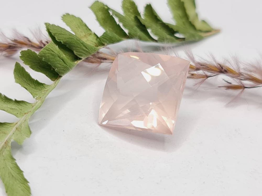 Facettierter Rosenquarz in rosa, quadratisch mit Checkerboardschliff 15x15mm 15,94ct (Nr.256)
