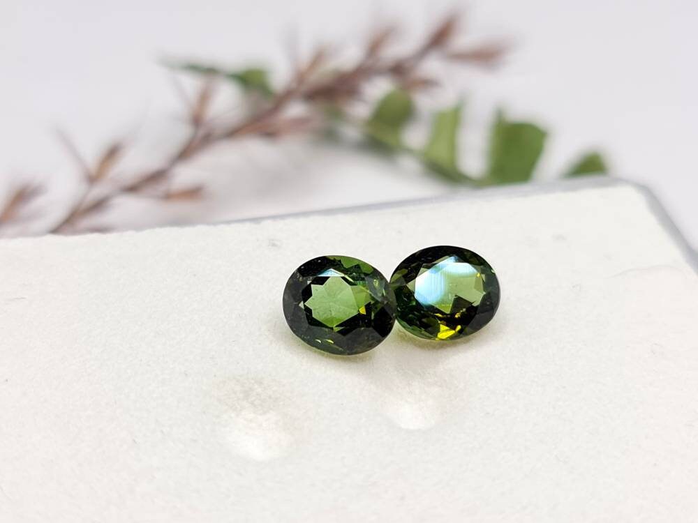 Facettiertes Paar grüne Turmaline, oval 7x6mm 2,3ct (Nr.270)