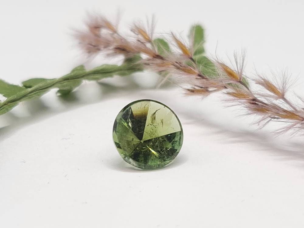 Runder, grüner Turmalin, facettiert im Spiegelschliff 10mm 3,77ct (Nr.283)