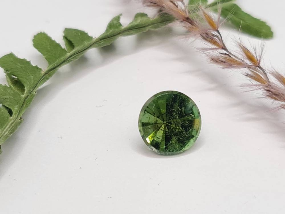 Runder, grüner Turmalin, facettiert im Spiegelschliff 10mm 3,77ct (Nr.283)