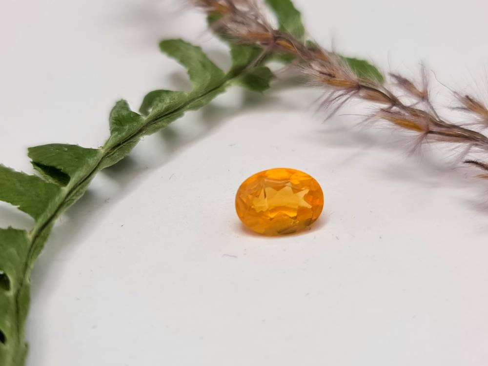 Orangefarbener Feueropal oval facettiert 8x6mm 0,83ct (Nr.295)
