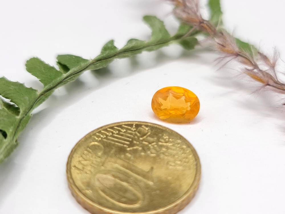 Orangefarbener Feueropal oval facettiert 8x6mm 0,83ct (Nr.295)