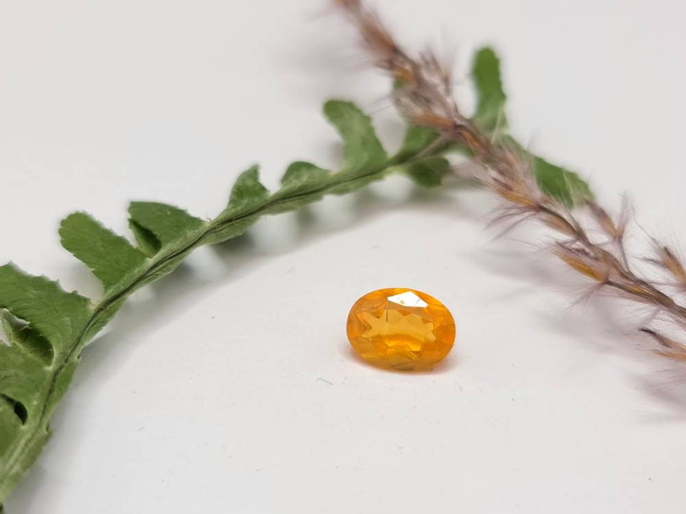 Orangefarbener Feueropal oval facettiert 8x6mm 0,83ct (Nr.295)