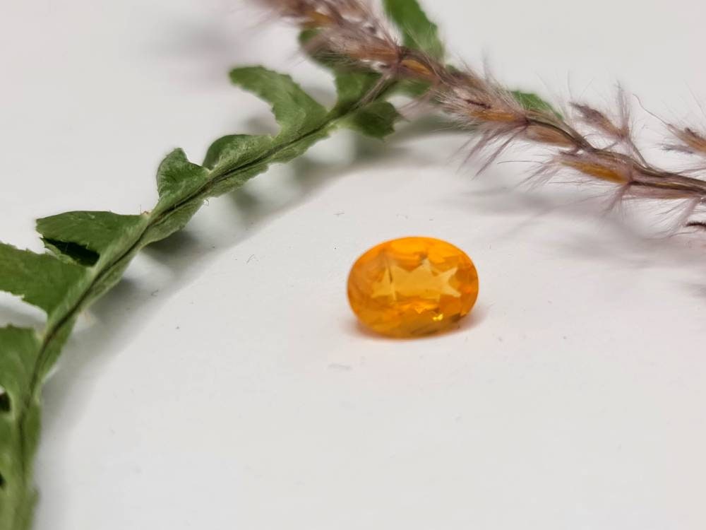 Orangefarbener Feueropal oval facettiert 8x6mm 0,83ct (Nr.295)