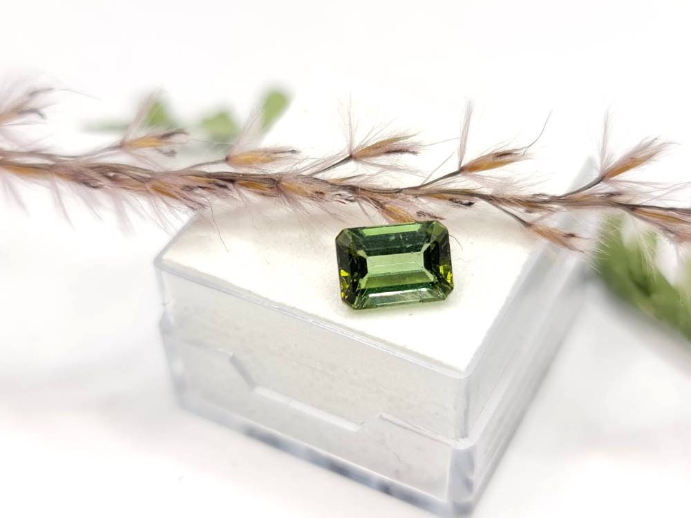 Rechteckiger grüner Turmalin, facettiert 8,1x5,8mm 1,72ct (Nr.317)
