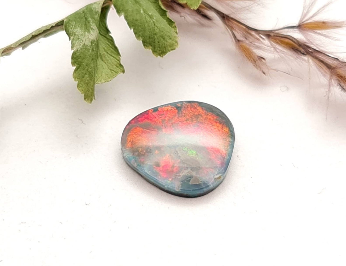 Echter australischer Opal, Black Opal, brilliantes rot-orange! 11,3x10,6mm 2,04ct (Nr.682)