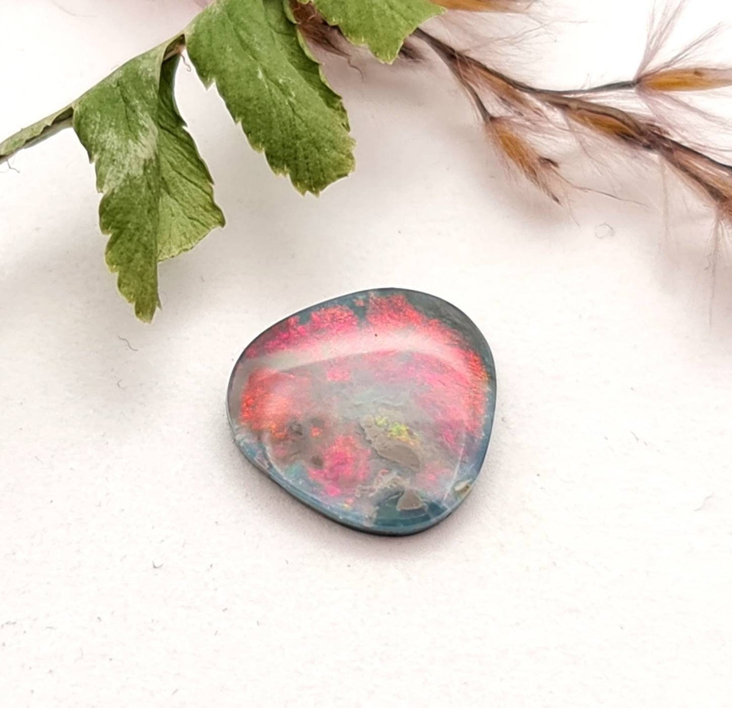 Echter australischer Opal, Black Opal, brilliantes rot-orange! 11,3x10,6mm 2,04ct (Nr.682)