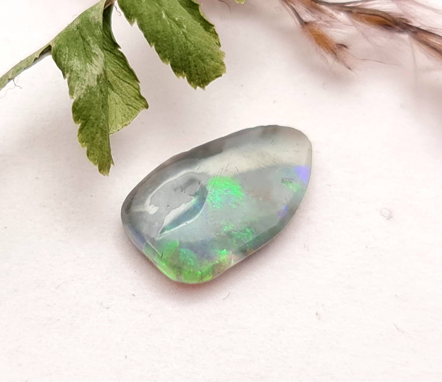 Echter australischer Opal aus Lightning Ridge, grün Cabochon 14,4x8,6mm 1,98ct (Nr.683)