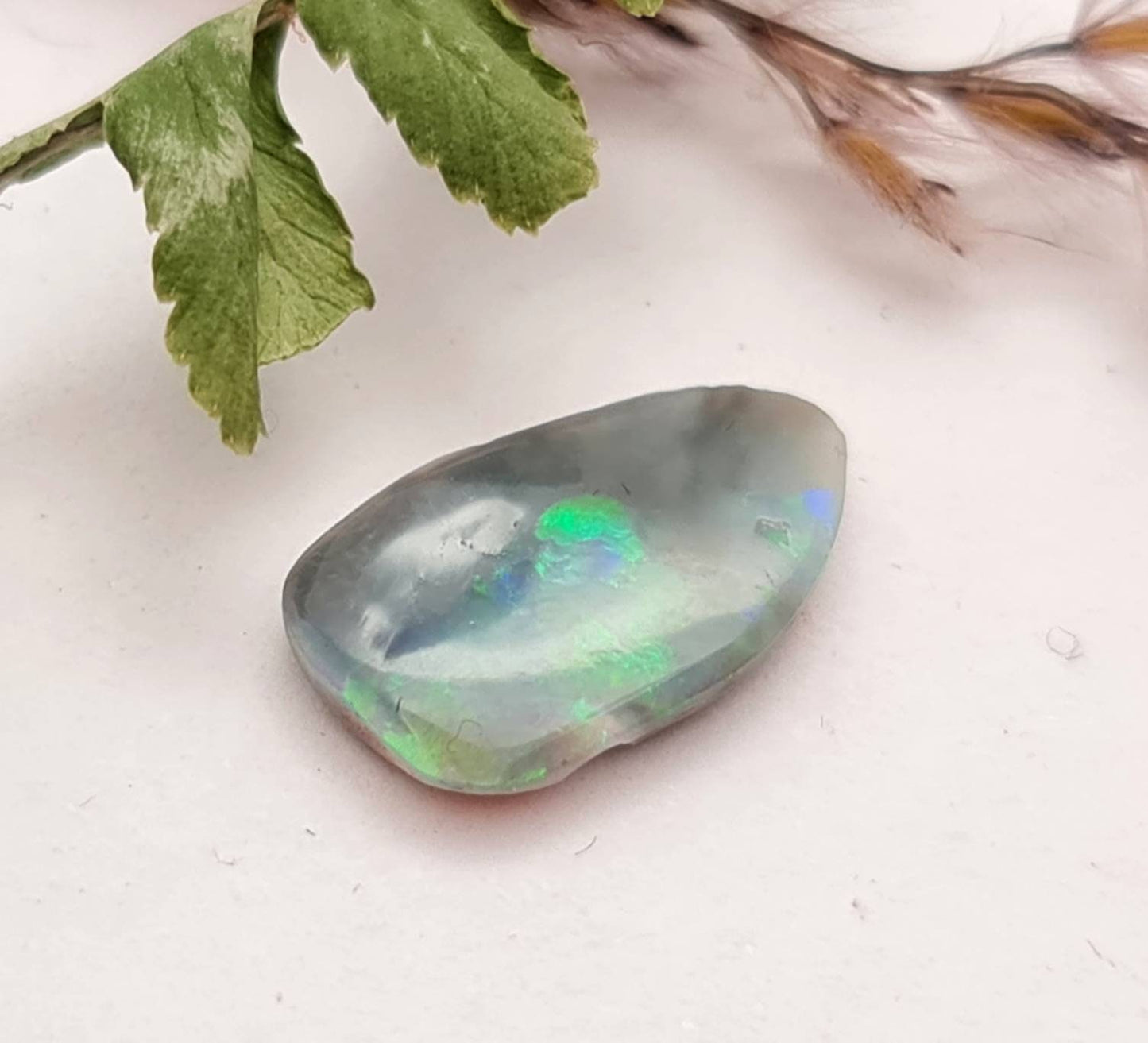 Echter australischer Opal aus Lightning Ridge, grün Cabochon 14,4x8,6mm 1,98ct (Nr.683)
