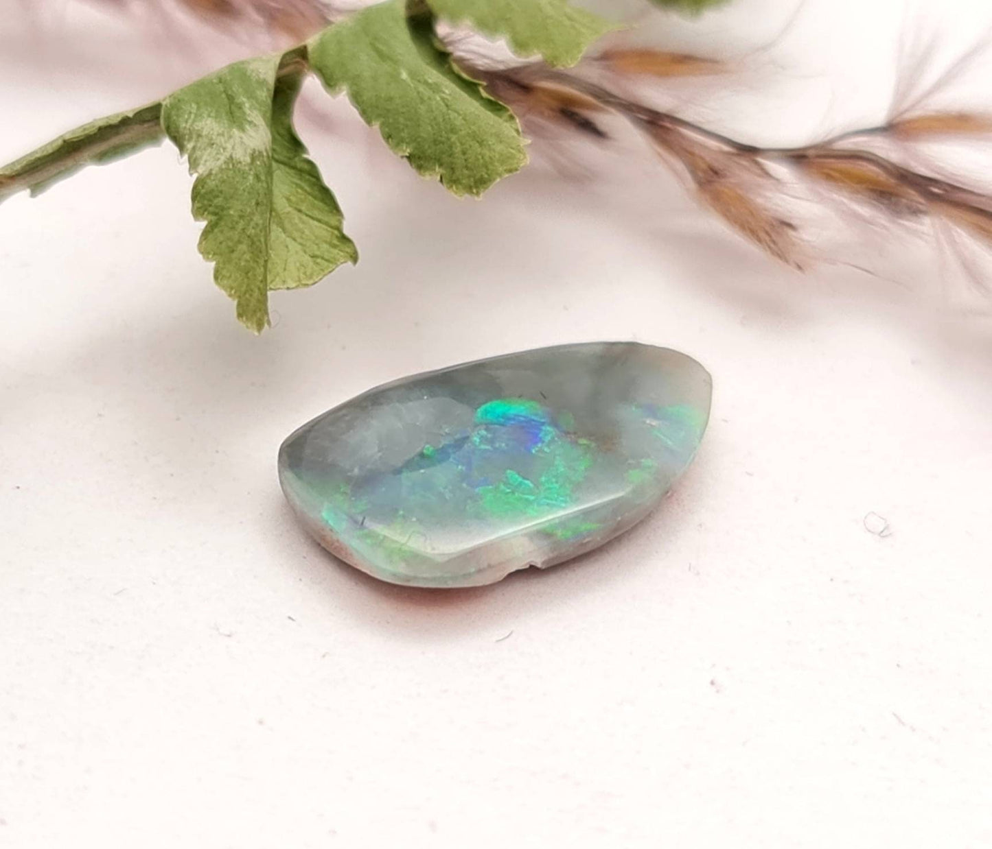 Echter australischer Opal aus Lightning Ridge, grün Cabochon 14,4x8,6mm 1,98ct (Nr.683)