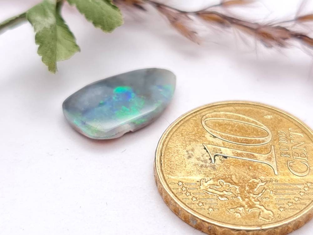 Echter australischer Opal aus Lightning Ridge, grün Cabochon 14,4x8,6mm 1,98ct (Nr.683)